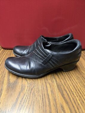 Clarks Women's Black Leather Ankle Booties.
